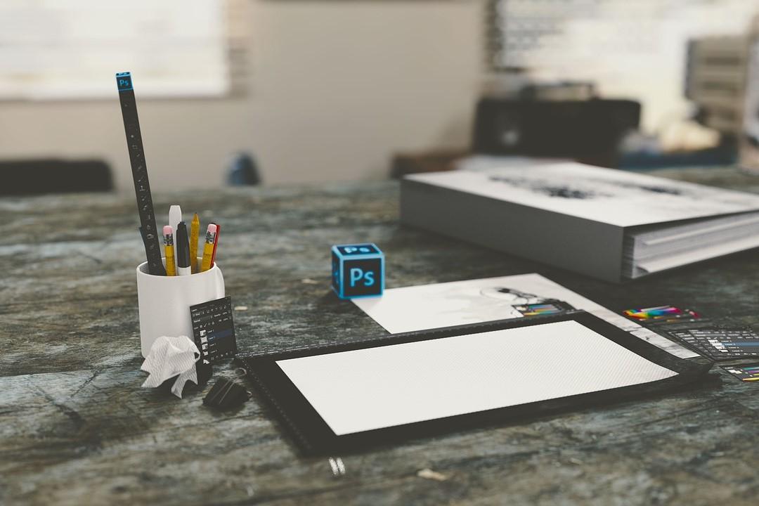 Geordneter Bürotisch mit Büromaterialien