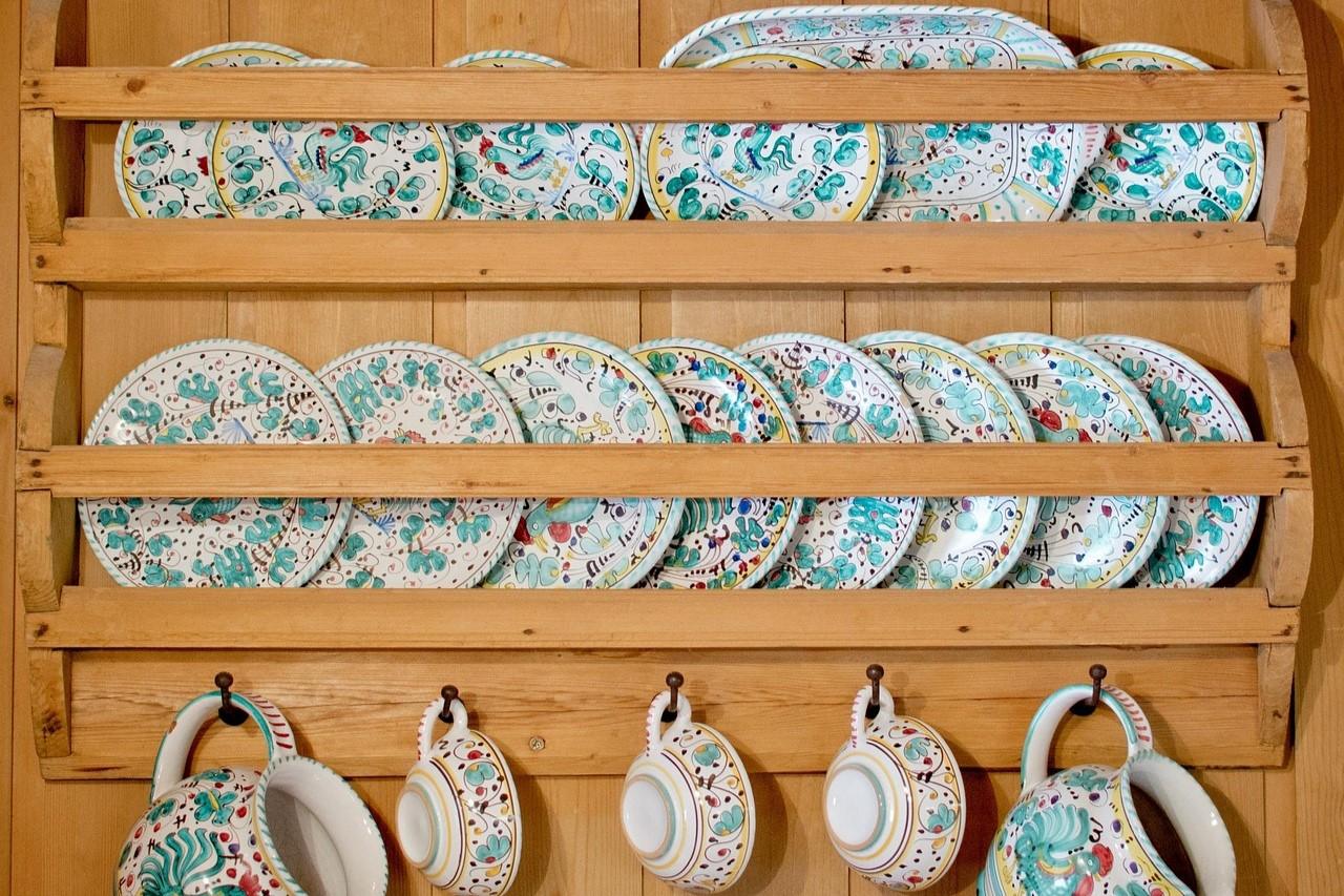 Gut geordnetes Küchenregal